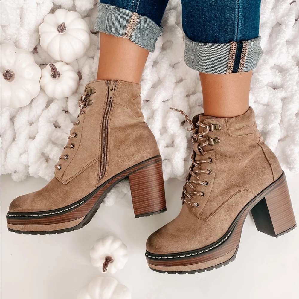 NWT Pierre Dumas Vegan Suede Lace Up Chunky Hiking Boots Booties Taupe - Picture 2 of 5